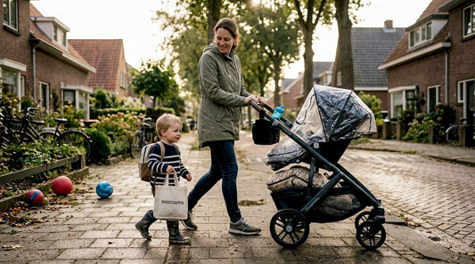 Moeder duwt kinderwagen, tot de rand gevuld met handige spullen