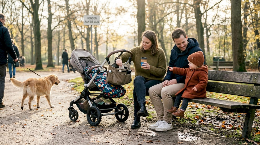 Een gezin wandelt door het park met een kinderwagen die helemaal vol hangt met handige spullen.