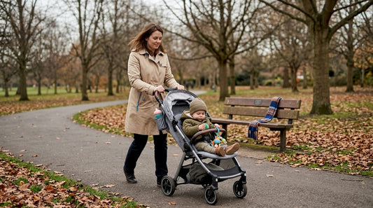 In het park zie je ouders wandelen met een kinderwagen die volhangt met allerlei spullen.